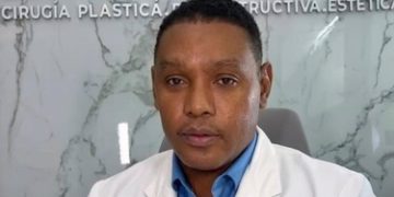 Arrestan a cirujano plástico condenado por homicidio involuntario de una paciente