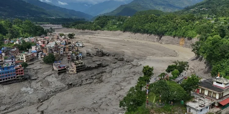 Nepal eleva a 1,355 los fallecidos por las inundaciones