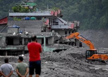 Nepal y China cifran en mil los muertos en la riada mientras buscan miles de desaparecidos