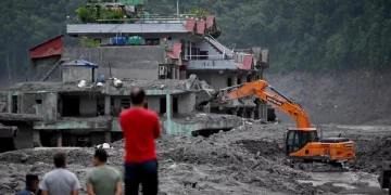 Nepal y China cifran en mil los muertos en la riada mientras buscan miles de desaparecidos