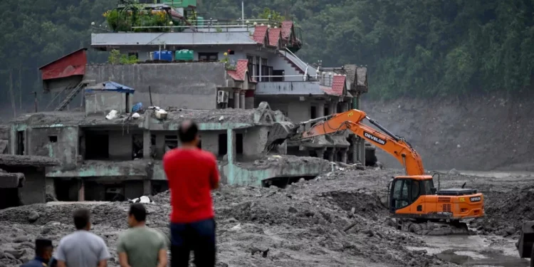 Nepal y China cifran en mil los muertos en la riada mientras buscan miles de desaparecidos
