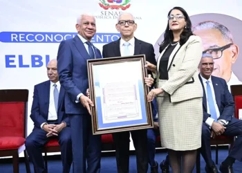 Senado reconoce trayectoria de Elbi Morla, pionero de la endocrinología pediátrica en RD