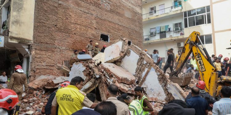 Tragedia en India: Se derrumbó un hostal universitario y dejó al menos siete muertos