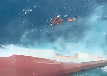 Indonesia localiza semihundido al barco naufragado que deja seis muertos y 129 desaparecidos