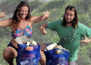 Pareja de ambientalistas denuncia supuesto robo de pertenencias durante jornada de limpieza en el país