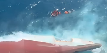 Indonesia localiza semihundido al barco naufragado que deja seis muertos y 129 desaparecidos