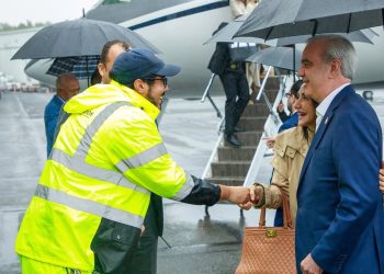 Presidente Abinader llega a Nueva York y destaca cálido recibimiento de un dominicano en el aeropuerto