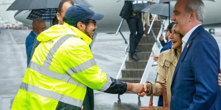 Presidente Abinader llega a Nueva York y destaca cálido recibimiento de un dominicano en el aeropuerto