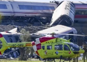 Al menos 30 muertos en un choque entre dos trenes en España