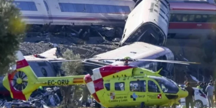 Al menos 30 muertos en un choque entre dos trenes en España