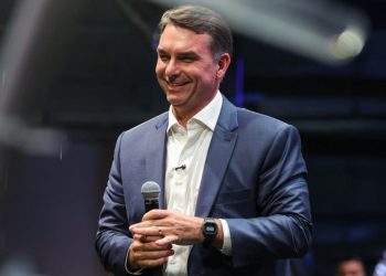 Flávio Bolsonaro dice que Brasil será una de las siete potencias mundiales bajo su mandato