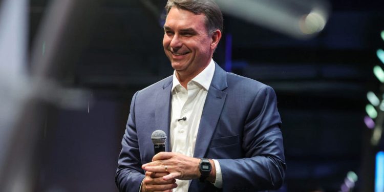 Flávio Bolsonaro dice que Brasil será una de las siete potencias mundiales bajo su mandato