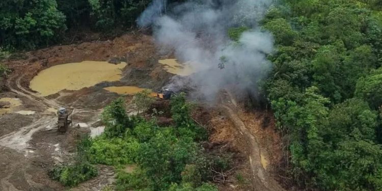 Al menos seis muertos deja bombardeo contra mayor grupo narcotraficante en Colombia