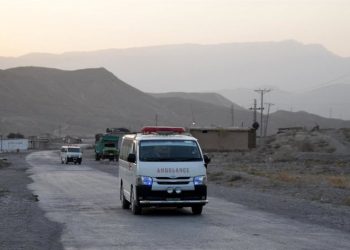 Mueren diez personas y más de 30 resultan heridas tras volcar un autobús en el este de Pakistán