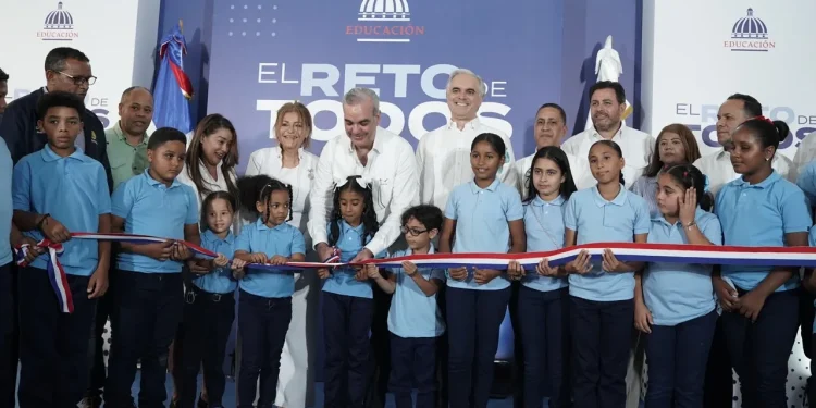 Estudiante destaca nuevas oportunidades que abre escuela entregada por el Gobierno en El Naranjal