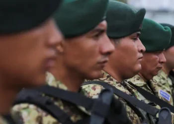 El Salvador envía 2.000 soldados a Haití para rescatar a cuatro soldados desaparecidos.