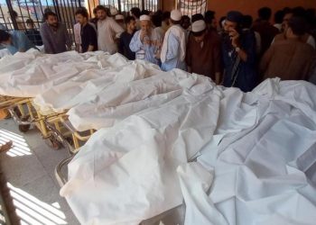 Al menos 32 niños mueren al desplomarse el techo de una escuela en Pakistán