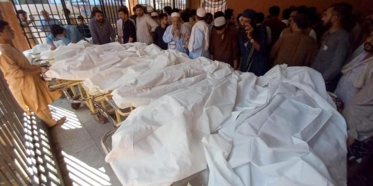 Al menos 32 niños mueren al desplomarse el techo de una escuela en Pakistán
