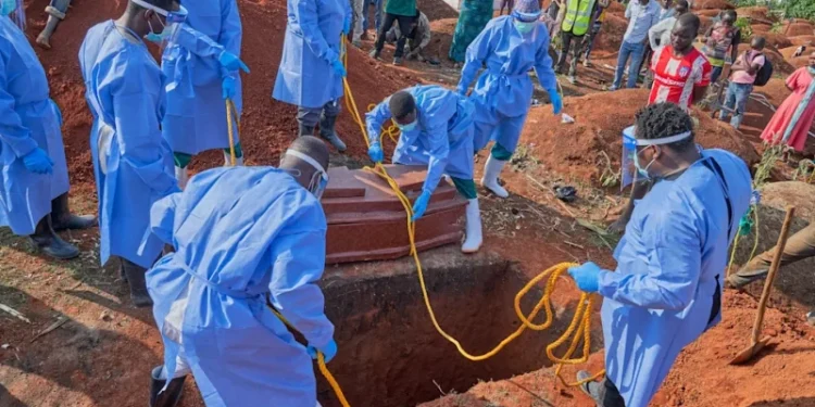 Ébola se extiende a ocho provincias del Congo y supera los 4,500 fallecidos