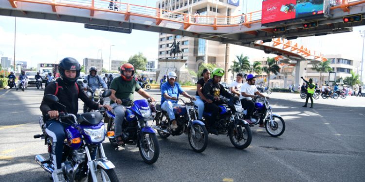 Mario Díaz plantea suspender por 2 años importaciones de motocicletas 