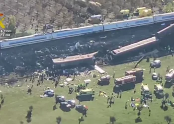 Aumentan a 64 los fallecidos por el choque de dos trenes en España