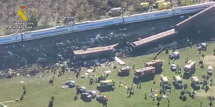 Aumentan a 64 los fallecidos por el choque de dos trenes en España