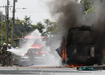 Atentado con carro bomba deja tres heridos y obliga a cerrar vía Panamericana en Colombia