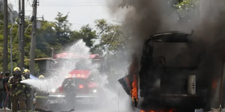 Atentado con carro bomba deja tres heridos y obliga a cerrar vía Panamericana en Colombia