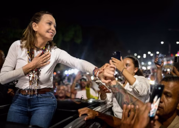 María Corina Machado está dispuesta a reunirse con Delcy Rodríguez, dice vocera