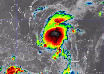 Florida declara estado de emergencia ante avance de Isaías