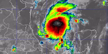 Florida declara estado de emergencia ante avance de Isaías