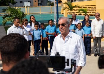 Abinader: "A ese grupo de antisociales con órdenes de arresto, que como son unos 70, les repetimos que se entreguen"