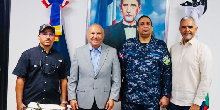 General Jorge Perdomo sostiene reunión con el alcalde ING. SANTO Ramírez para tratar temas de seguridad en Baní