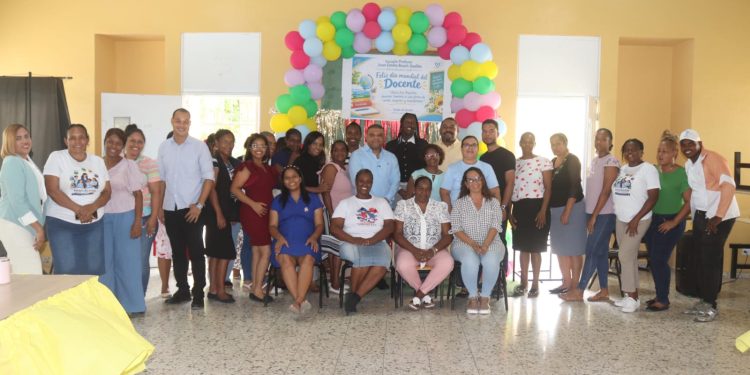 Diputado Ramón Raposo lleva charla motivacional y reconoce la invaluable labor de maestros en Santo Domingo Norte