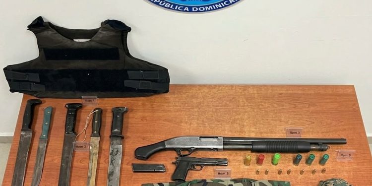 Policía y Ministerio Público ocupan armas, drogas y mercancías de contrabando en operativos en Independencia y Valverde