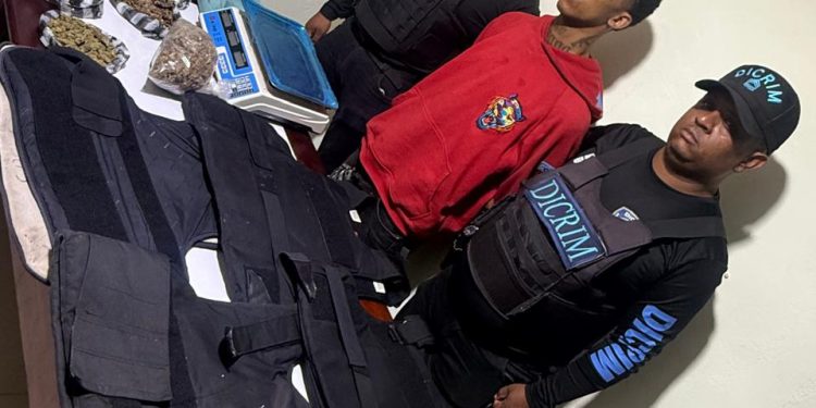 Policía ocupa 955 gramos de presuntas drogas, cuatro chalecos antibalas y una motocicleta en Boca Chica
