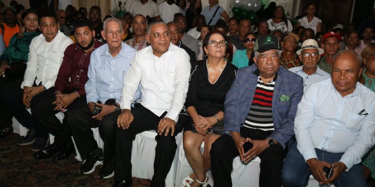 Diputado Carlos José Gil anuncia aspiraciones a la Alcaldía de SDE