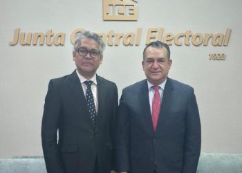 Carlos Peña se reúne con presidente de la JCE para abogar por el reconocimiento de nuevos partidos políticos