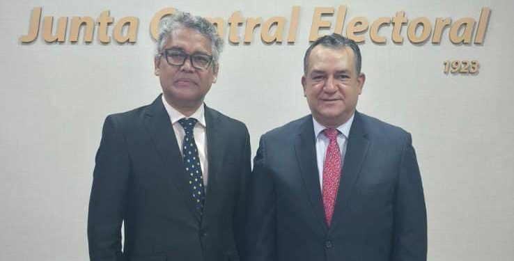 Carlos Peña se reúne con presidente de la JCE para abogar por el reconocimiento de nuevos partidos políticos
