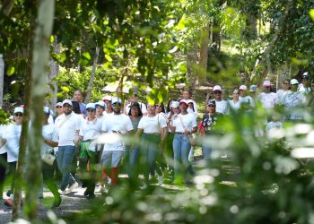 SNS realiza primera caminata por la salud mental 