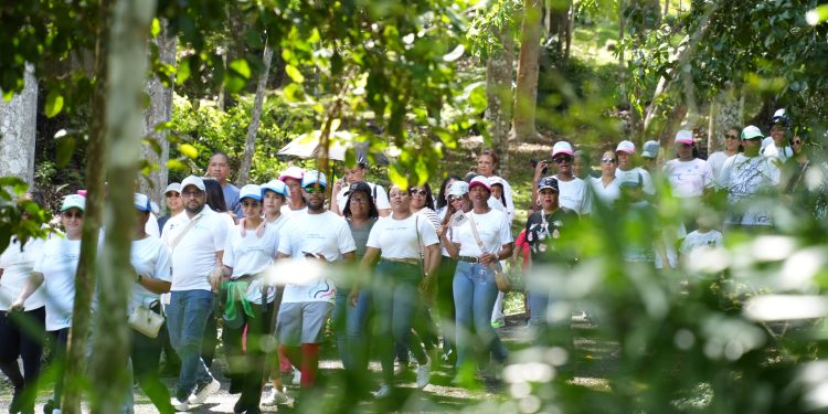SNS realiza primera caminata por la salud mental