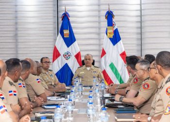 Ministro de Defensa encabeza se reúne con altos mandos militares para revisar planes seguridad nacional