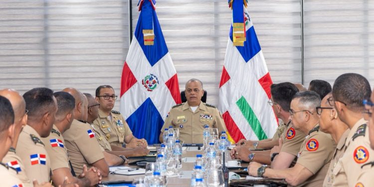 Ministro de Defensa se reúne con altos mandos militares para reforzar seguridad nacional