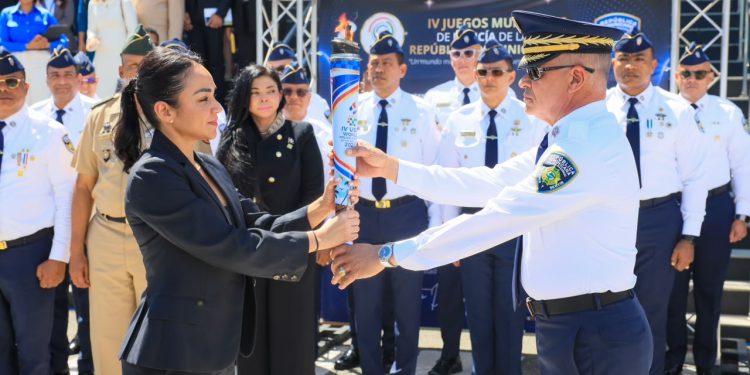 La ministra Faride Raful y director PN inician recorrido de la antorcha de los IV Juegos Mundiales de Policías de la USIP