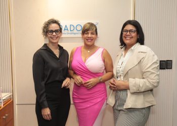 Pacientes y sobrevivientes de cáncer de mama celebran la vida a través del arte terapia