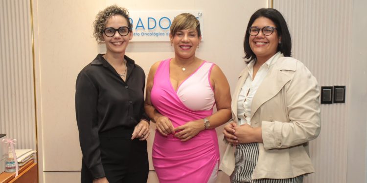Pacientes y sobrevivientes de cáncer de mama celebran la vida a través del arte terapia