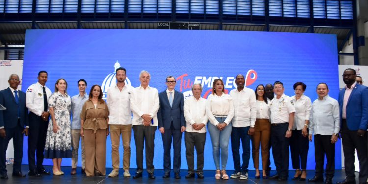 Miles de personas acuden a la jornada de empleos turísticos del Ministerio de Trabajo en La Romana