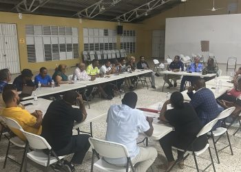 Vecinos y autoridades de Ciudad Juan Bosch acuerdan mesa de trabajo y reuniones mensuales ante desafíos comunitarios