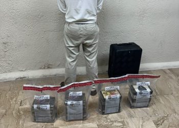 Detienen español con 20 paquetes de presunta cocaína ocultos en su equipaje