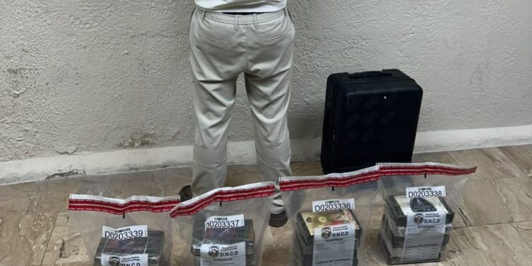 Detienen español con 20 paquetes de presunta cocaína ocultos en su equipaje